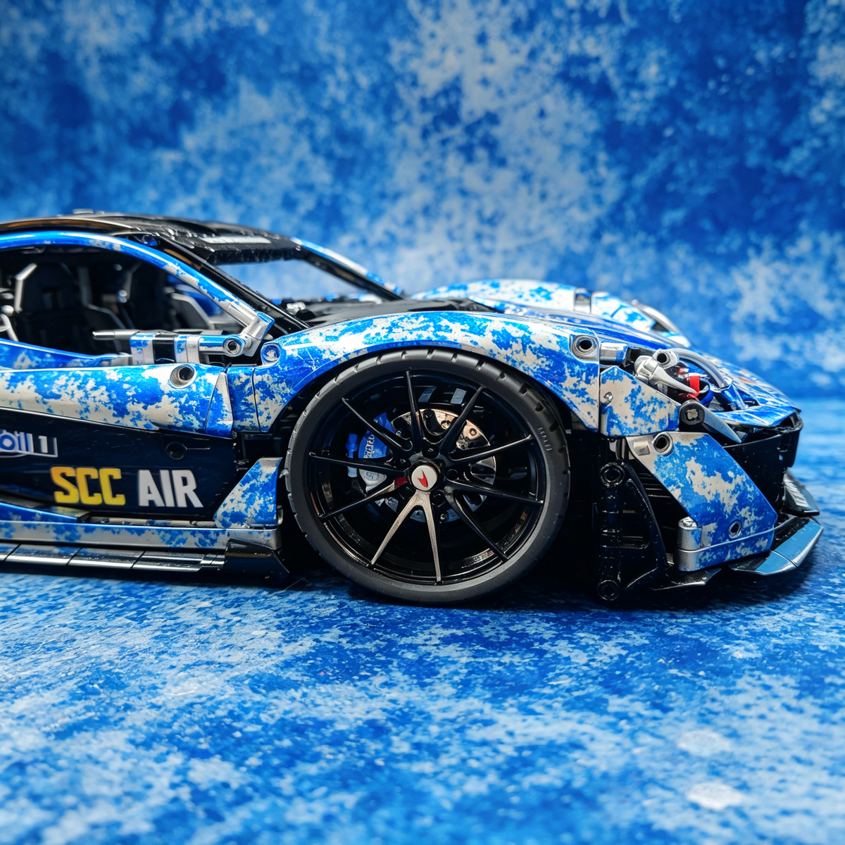 McLaren P1 Blue-and-White Porcelain Custom Livery 1:8 Finished Building Block Car 3893PCS